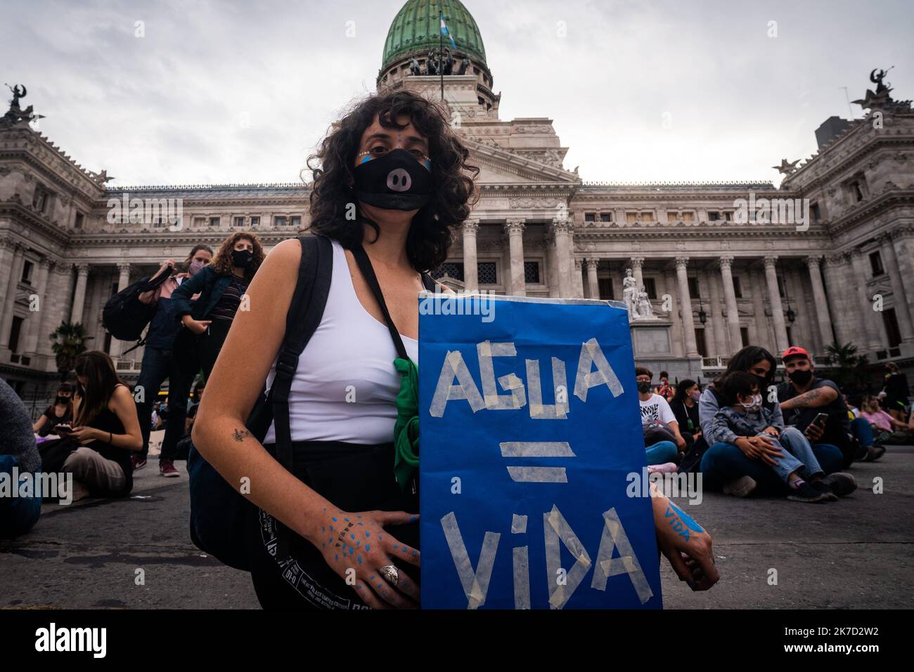 ©Alejo Manuel Avila/ le Pictorium/MAXPPP - Alejo Manuel Avila/ le Pictorium - 22/3/2021 - Argentin / Buenos Aires - A l'occasion de la Journée mondiale de l'eau, les organismes environnementaux auto-organismeses ont manifesté aux portes du Congrès de la nation pour obtenir des informations sur l'environnement et la mise en scène climatique. / 22/3/2021 - Argentine / Buenos Aires - lors de la Journée mondiale de l'eau, diverses organisations environnementales auto-organisées ont manifesté aux portes du Congrès national pour exiger des mesures fondées sur l'environnement et la crise climatique. Banque D'Images