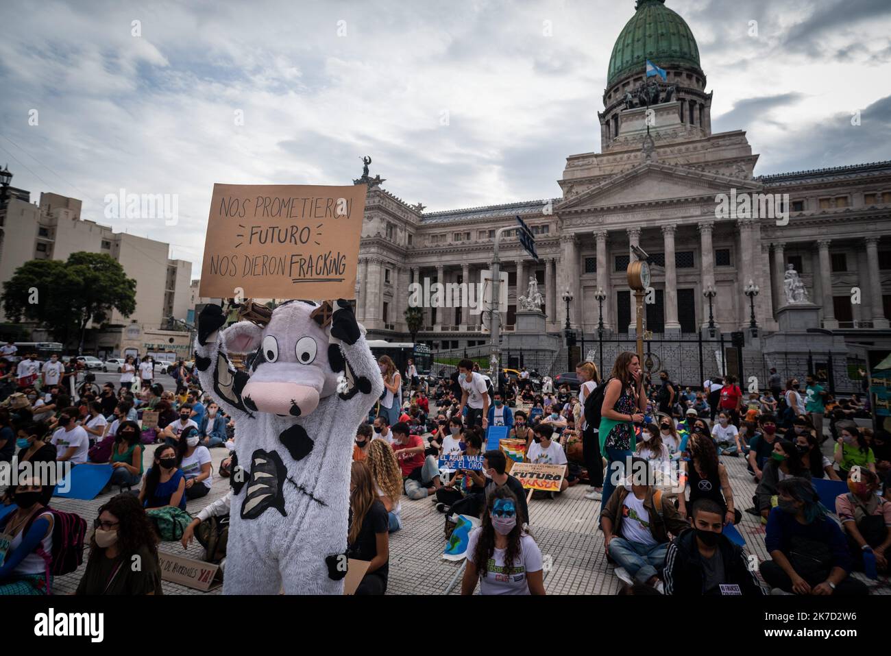 ©Alejo Manuel Avila/ le Pictorium/MAXPPP - Alejo Manuel Avila/ le Pictorium - 22/3/2021 - Argentin / Buenos Aires - A l'occasion de la Journée mondiale de l'eau, les organismes environnementaux auto-organismeses ont manifesté aux portes du Congrès de la nation pour obtenir des informations sur l'environnement et la mise en scène climatique. / 22/3/2021 - Argentine / Buenos Aires - lors de la Journée mondiale de l'eau, diverses organisations environnementales auto-organisées ont manifesté aux portes du Congrès national pour exiger des mesures fondées sur l'environnement et la crise climatique. Banque D'Images