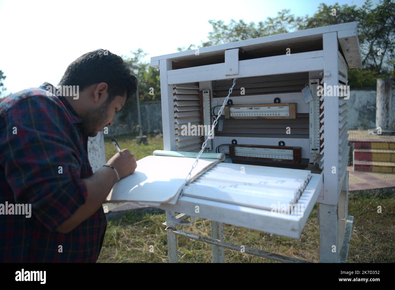 ©Abhisek Saha / le Pictorium/MAXPPP - Abhisek Saha / le Pictorium - 23/3/2021 - Inde / Tripura / Agartala - des technologies effectives sur les résultats des instruments météorologiques dans le département de météorologie a l'occasion de la route météorologique mondiale a differente Agartala. / 23/3/2021 - Inde / Tripura / Agartala - des techniciens effectuent des lectures de différents instruments météorologiques dans le département de métrologie lors de la Journée météorologique mondiale à Agartala. Banque D'Images