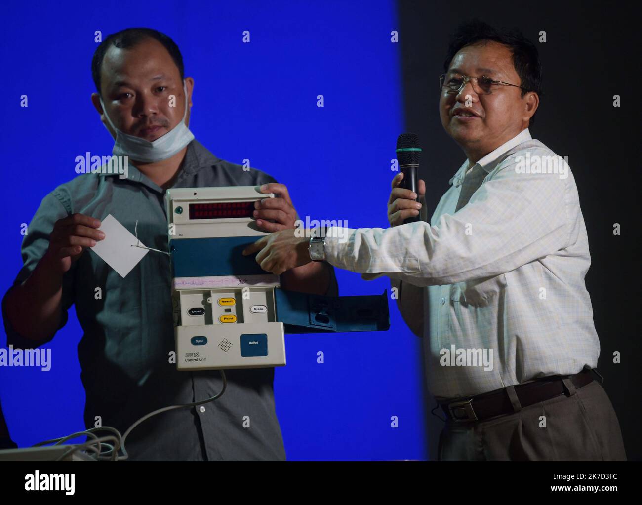 ©Abhisek Saha / le Pictorium/MAXPPP - Abhisek Saha / le Pictorium - 25/3/2021 - Inde / Tripura / Agartala - des fonctions du gouvernement expliquent les fonctions et le fonctionnement de l'EVM (vote électronique) aux agents de vote a Jirania, TTAAD des élections anticipées (Le Conseil de district autonome des zones tribales Tripura) de Tripura. / 25/3/2021 - Inde / Tripura / Agartala - des fonctionnaires du gouvernement expliquent les fonctions et comment faire fonctionner l'EVM (système de vote électronique) aux agents de vote à Jirania devant le TTAADC (le Distric autonome des zones tribales Tripura) Banque D'Images