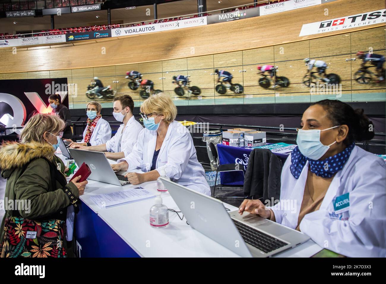 ©Christophe petit Tesson/MAXPPP - 26/03/2021 ; MONTIGNY LE BRETONNEUX ; FRANCE - l'équipement de France de cyclisme sur piste s'entraine au vélodrome de Saint Quentin transforme en centre de vaccination pour les personnes de + 55 ans ou attestation de comorbidites. Des membres de l'équipe nationale française de cyclisme pédalent lors d'une séance d'entraînement au centre de vaccination Covid-19 installé à l'intérieur du vélodrome national de Saint-Quentin-en-Yvelines, près de Paris. La France a annoncé le 23 mars qu'elle allait changer sa stratégie et pousser à une vaccination de masse en raison d'une augmentation des infections à coronavirus dans le nord de la France an Banque D'Images