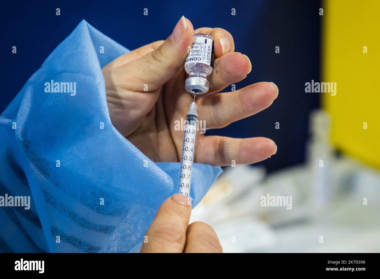 ©Christophe petit Tesson/MAXPPP - 26/03/2021 ; MONTIGNY LE BRETONNEUX ; FRANCE - une infirmerie préparer une dose de vaccin Pfizer dans une seringue au vélodrome de Saint Quentin transforme en centre de vaccination pour les personnes de + 55 ans ou attestation de comorbidites. Les travailleurs médicaux préparent des doses de vaccin au centre de vaccination Covid-19 situé dans le vélodrome national de Saint-Quentin-en-Yvelines, près de Paris. La France a annoncé le 23 mars qu'elle allait changer sa stratégie et pousser à une vaccination de masse en raison d'une augmentation des infections à coronavirus dans le nord de la France et dans la région de Paris. Banque D'Images