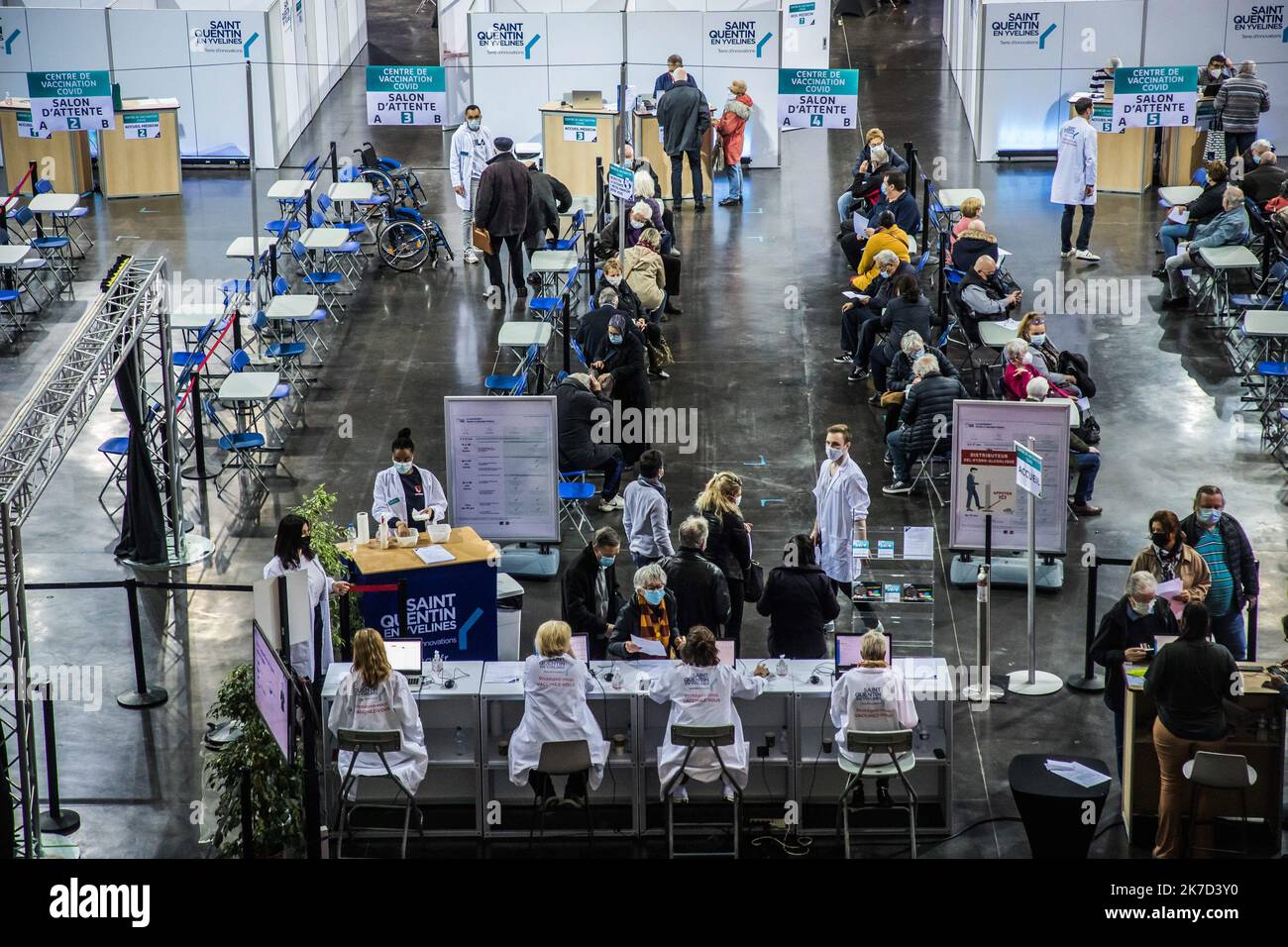 ©Christophe petit Tesson/MAXPPP - 26/03/2021 ; MONTIGNY LE BRETONNEUX ; FRANCE - des patients arrivent pour se faire vacciner au velodrome de Saint Quentin transforme en centre de vaccination pour les personnes de + 55 ans ou attestation de comorbidite. Vue sur le centre de vaccination Covid-19 installé à l'intérieur du vélodrome national à Saint-Quentin-en-Yvelines, près de Paris. La France a annoncé le 23 mars qu'elle allait changer sa stratégie et pousser à une vaccination de masse en raison d'une augmentation des infections à coronavirus dans le nord de la France et dans la région de Paris. Banque D'Images