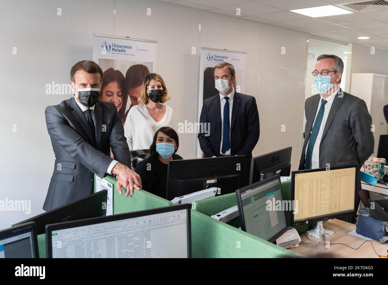 @ Pool/ Jacques Wit/Maxppp, France, paris, 2021/03/29 Emmanuel Macron, Christine Navarro et Olivier Veran. Le président français Emmanuel Macron et le ministre français de la Santé et des Affaires sociales Olivier Veran visitent un centre de l'assurance sociale française dédié à la vaccination Covid-19. Banque D'Images