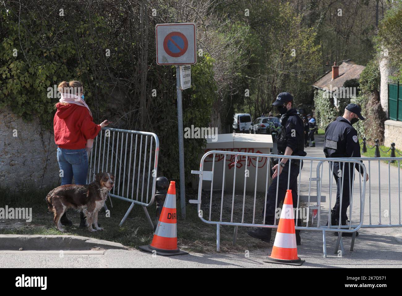 ©Christophe petit Tesson/MAXPPP - 04/04/2021 ; PEIGNES LA VILLE ; FRANCE - des policiers en faction devant la maison de l'homme d'affaire Bernard Tapie a Combs la ville, a l'est de Paris, alorsqu'il a ete vicetime with son epouse Dominique d'un cambriolage violent dans la nuit par quatre hommes armes. Les forces de police gardent devant la maison de l'homme d'affaires français Bernard Tapie à Combs la ville, à l'est de Paris, après avoir été victime d'un cambriolage violent dans la nuit par quatre hommes armés. Banque D'Images