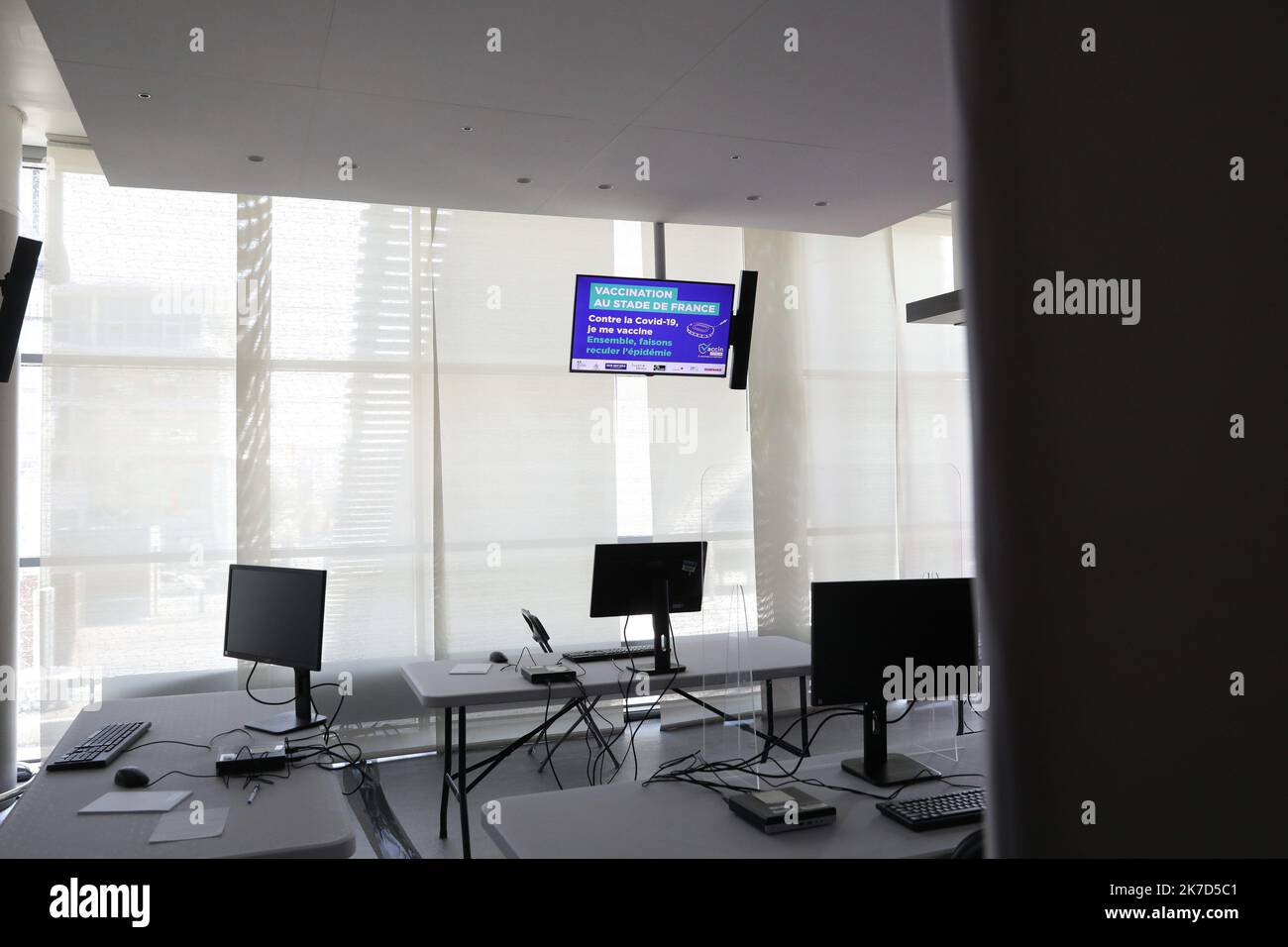 ©PHOTOPQR/LE PARISIEN/Guillaume Georges ; Saint-Denis ; 31/03/2021 ; Saint-Denis (Seine-Saint-Denis), mercredi 31 mars 2021. Coronavirus Covid-19 Préparatifs du vaccinodrome du Stade de France (Saint-Denis), qui ouvrira le 6 avril prochain. Photo: un centre d'appels a été mis en place - Saint Denis, France, mars 31st 2021 - il y a habituellement des compétitions de rugby et de football... Le Stade de France pourrait devenir le symbole de la vaccination à très grande échelle. Ce mardi matin, les premières injections des vaccins Pfizer et Moderna auront lieu dans les lieux du Stade de France, à Saint- Banque D'Images