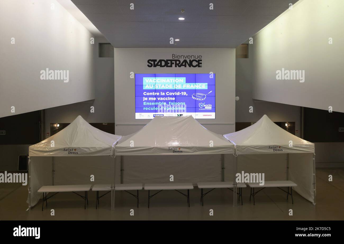 ©PHOTOPQR/LE PARISIEN/Guillaume Georges ; Saint-Denis ; 31/03/2021 ; Saint-Denis (Seine-Saint-Denis), mercredi 31 mars 2021. Coronavirus Covid-19 Préparatifs du vaccinodrome du Stade de France (Saint-Denis), qui ouvrira le 6 avril prochain. Photo: l'un des salons du stade servira à actueillir les gens et à la vaccination - Saint Denis, France, mars 31st 2021 - il y a habituellement des compétitions de rugby et de football... Le Stade de France pourrait devenir le symbole de la vaccination à très grande échelle. Ce mardi matin, les premières injections des vaccins Pfizer et Moderna auront lieu sur le terrain Banque D'Images