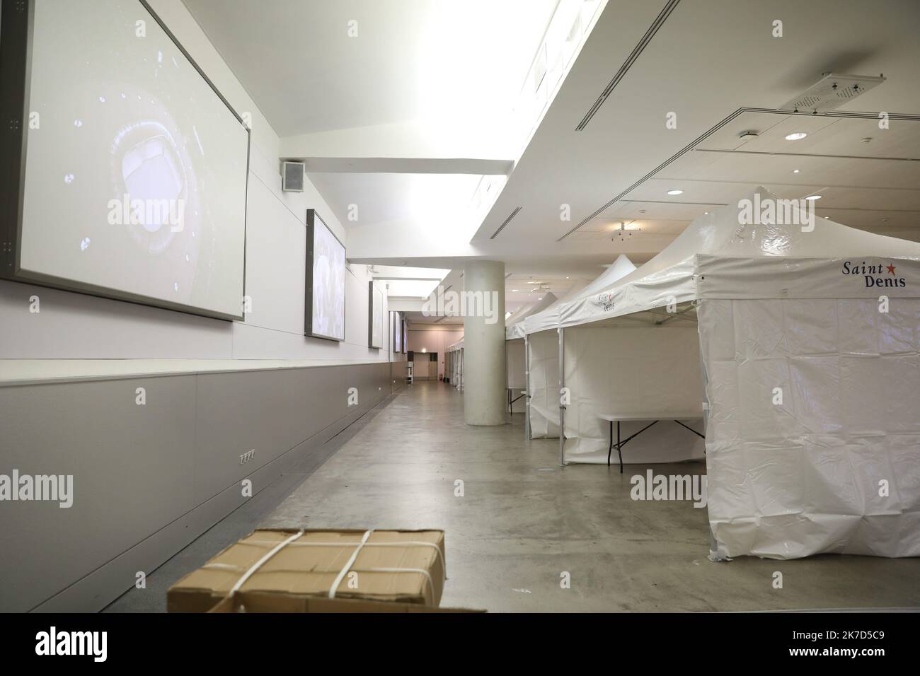 ©PHOTOPQR/LE PARISIEN/Guillaume Georges ; Saint-Denis ; 31/03/2021 ; Saint-Denis (Seine-Saint-Denis), mercredi 31 mars 2021. Coronavirus Covid-19 Préparatifs du vaccinodrome du Stade de France (Saint-Denis), qui ouvrira le 6 avril prochain. Photo: l'un des salons du stade servira à actueillir les gens et à la vaccination - Saint Denis, France, mars 31st 2021 - il y a habituellement des compétitions de rugby et de football... Le Stade de France pourrait devenir le symbole de la vaccination à très grande échelle. Ce mardi matin, les premières injections des vaccins Pfizer et Moderna auront lieu sur le terrain Banque D'Images