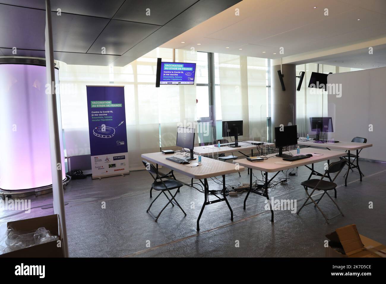 ©PHOTOPQR/LE PARISIEN/Guillaume Georges ; Saint-Denis ; 31/03/2021 ; Saint-Denis (Seine-Saint-Denis), mercredi 31 mars 2021. Coronavirus Covid-19 Préparatifs du vaccinodrome du Stade de France (Saint-Denis), qui ouvrira le 6 avril prochain. Photo: un centre d'appels a été mis en place - Saint Denis, France, mars 31st 2021 - il y a habituellement des compétitions de rugby et de football... Le Stade de France pourrait devenir le symbole de la vaccination à très grande échelle. Ce mardi matin, les premières injections des vaccins Pfizer et Moderna auront lieu dans les lieux du Stade de France, à Saint- Banque D'Images