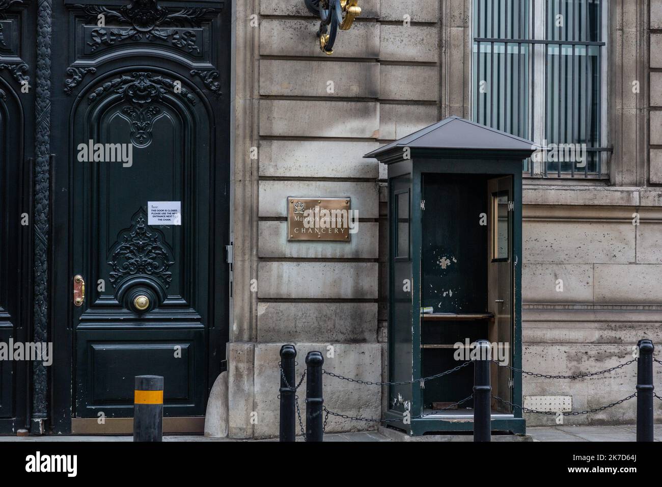 ©Sadak Souici / le Pictorium/MAXPPP - Sadak Souici / le Pictorium - 9/4/2021 - France / Paris - l'Ambassade de Grande Bretagne a Paris a mis le drapeau du royaume-Uni en berne apse la mort du duc d'Edibourg. / 9/4/2021 - France / Paris - l'ambassade britannique à Paris a mis le drapeau du Royaume-Uni en Berne à la suite de la mort du duc d'Édimbourg. Banque D'Images