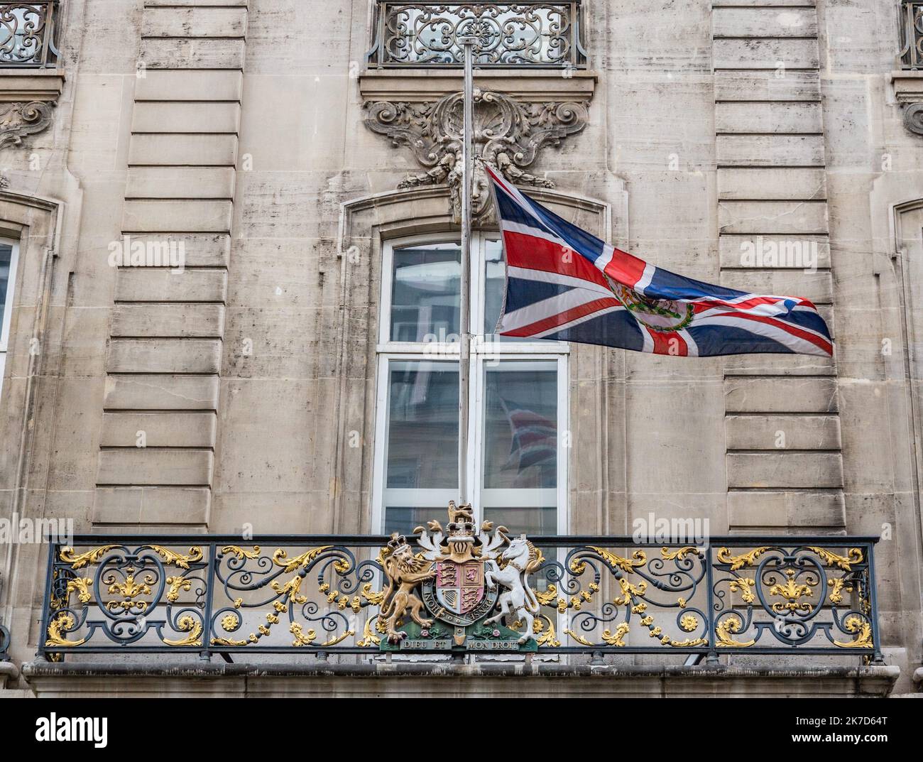 ©Sadak Souici / le Pictorium/MAXPPP - Sadak Souici / le Pictorium - 9/4/2021 - France / Paris - l'Ambassade de Grande Bretagne a Paris a mis le drapeau du royaume-Uni en berne apse la mort du duc d'Edibourg. / 9/4/2021 - France / Paris - l'ambassade britannique à Paris a mis le drapeau du Royaume-Uni en Berne à la suite de la mort du duc d'Édimbourg. Banque D'Images