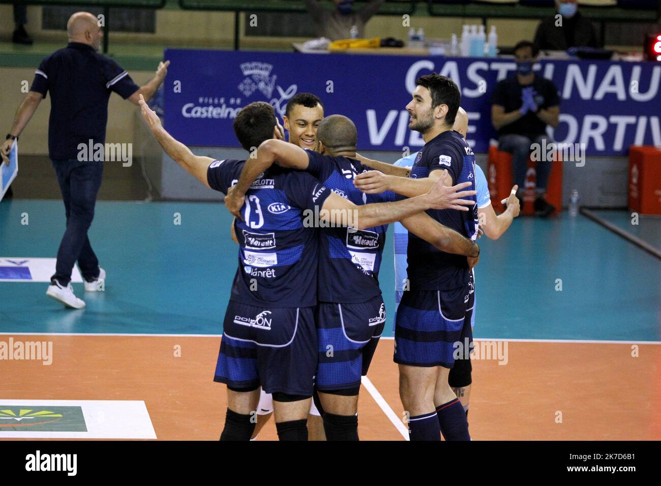 © Guillaume BONNEFONT/IP3, Montpellier, France le 10 avril 2021. Match de quart de finale de la ligue A de volley ball opposante Montpellier (bleu) a Poitiers. Montpellier est qualifiée pour les demi finales. Banque D'Images