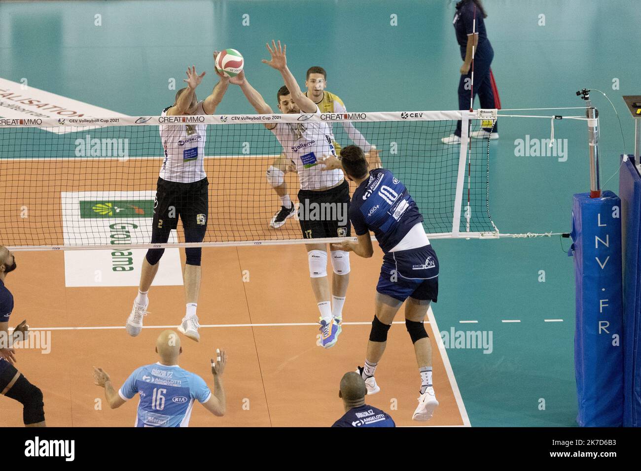 © Guillaume BONNEFONT/IP3, Montpellier, France le 10 avril 2021. Match de quart de finale de la ligue A de volley ball opposante Montpellier (bleu) a Poitiers. Montpellier est qualifiée pour les demi finales. Banque D'Images