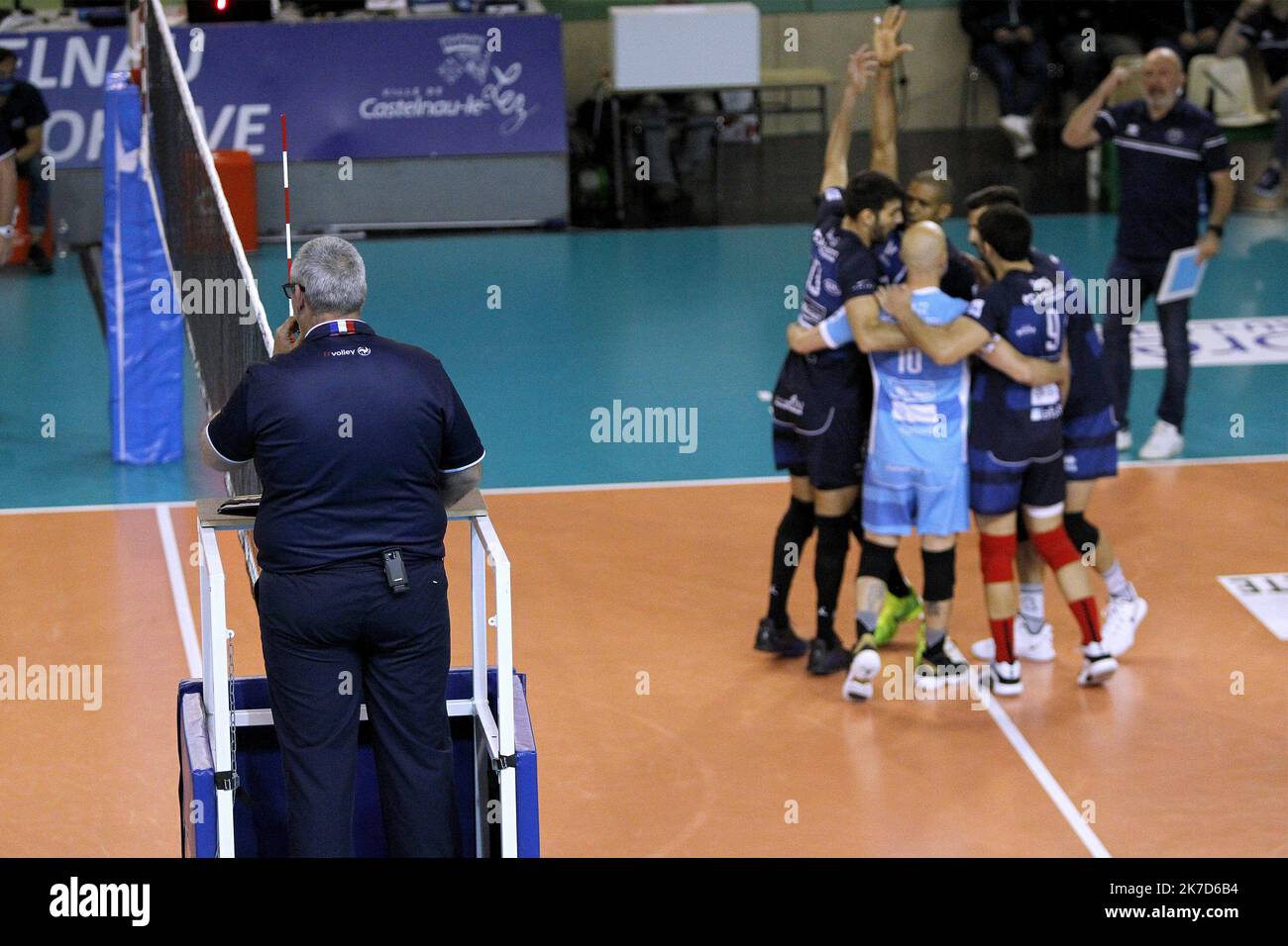 © Guillaume BONNEFONT/IP3, Montpellier, France le 10 avril 2021. Match de quart de finale de la ligue A de volley ball opposante Montpellier (bleu) a Poitiers. Montpellier est qualifiée pour les demi finales. Banque D'Images