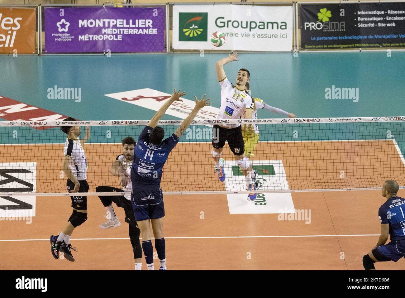 © Guillaume BONNEFONT/IP3, Montpellier, France le 10 avril 2021. Match de quart de finale de la ligue A de volley ball opposante Montpellier (bleu) a Poitiers. Montpellier est qualifiée pour les demi finales. Banque D'Images