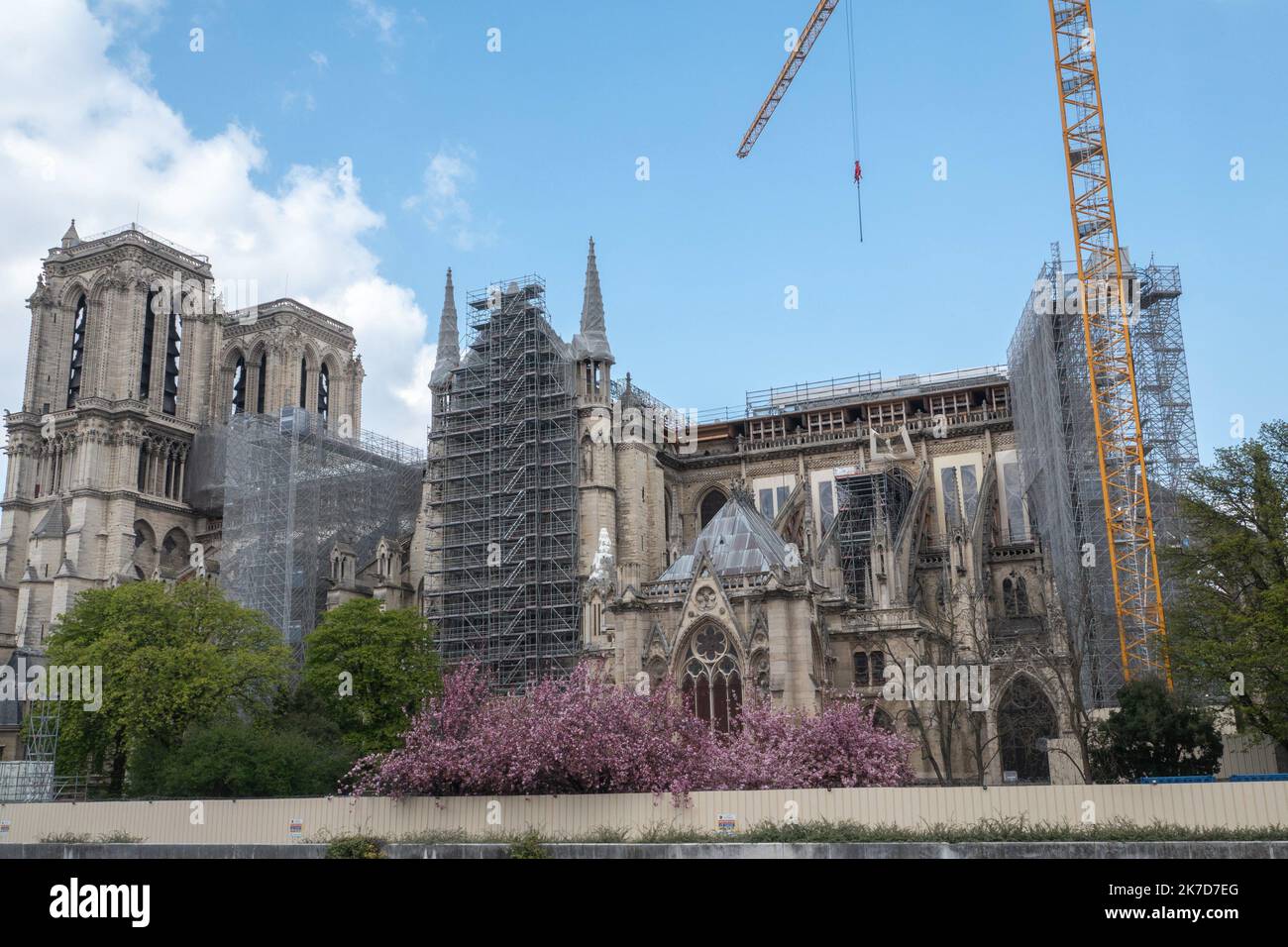 ©PHOTOPQR/OUEST FRANCE/Daniel FOURAY ; Paris ; 14/04/2021 ; Cathédrale notre Dame de Paris . La vieille ville des deux ans de l'incendie . Les travaux vus depuis le quai de Montebello . Photo Daniel Fouray . Paris, France, 14 avril 2021. Œuvres à la cathédrale notre Dame de Paris dévastée par un incendie il y a 2 ans Banque D'Images