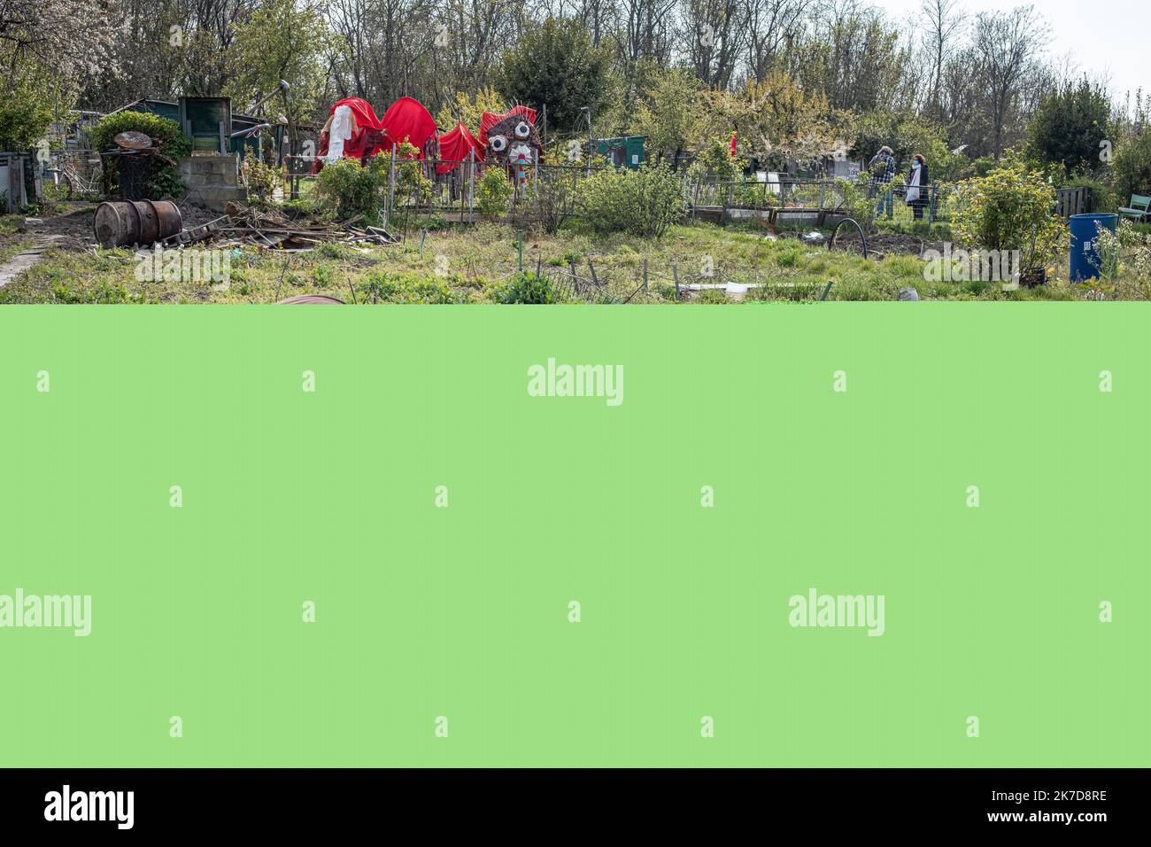 ©Olivier Donnars / le Pictorium / MAXPPP - Olivier Donnars / le Pictorium - 17/4/2021 - France / Aubervilliers - dans les Jardins ouvriers des vertus a Aubervilliers (93), Plusieurs centaines de personnes sont venus pique-niquer pour le règlement ces jardins familles centenaires menances en partie de destruction par le projet d'amenagement des Jeux Olympiques de 2024. Sur une partie de ces jardins doivent et se construise un complexe aquatique qui sert d'entraînement pour les athlètes des JO. / 17/4/2021 - France / Aubervilliers - près d'un millier de personnes ont marché dans les rues d'Aubervilliers Banque D'Images