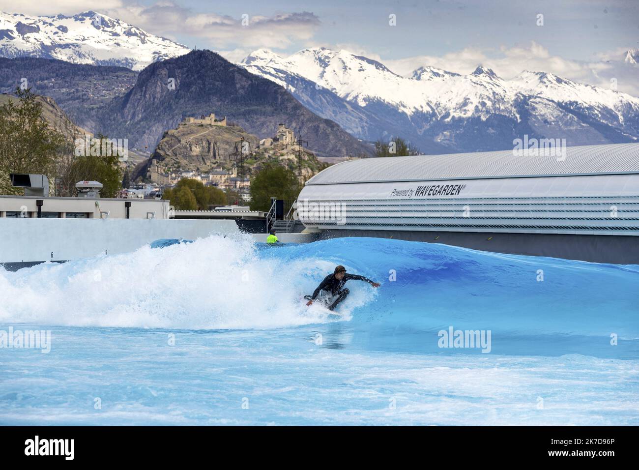 ©PHOTOPQR/LE DAUPHINE/Grégory YETCHMENIZA ; Sion ; 10/04/2021 ; Grégory YETCHMENIZA / LE DAUPHINE LIBERE / Photopqr SION (SUISSE) le1O avril 2021 surfer des vagues de 20 centimètres à 2 mètres avec le LOCATAIRE des montagnes en Suisse. Les poissons à vigues articielles d'Alaïa Bay accueilleront à part de mai , les surfeurs pros comme débutants. 46 mobiles créé des vigues dignes des meilleurs spots. Adam Bonvin, auteur du projet associé plus de 100 000 visiteurs par an. Sur notre photo : Slade Prestwich dans le tube avec en toile Banque D'Images