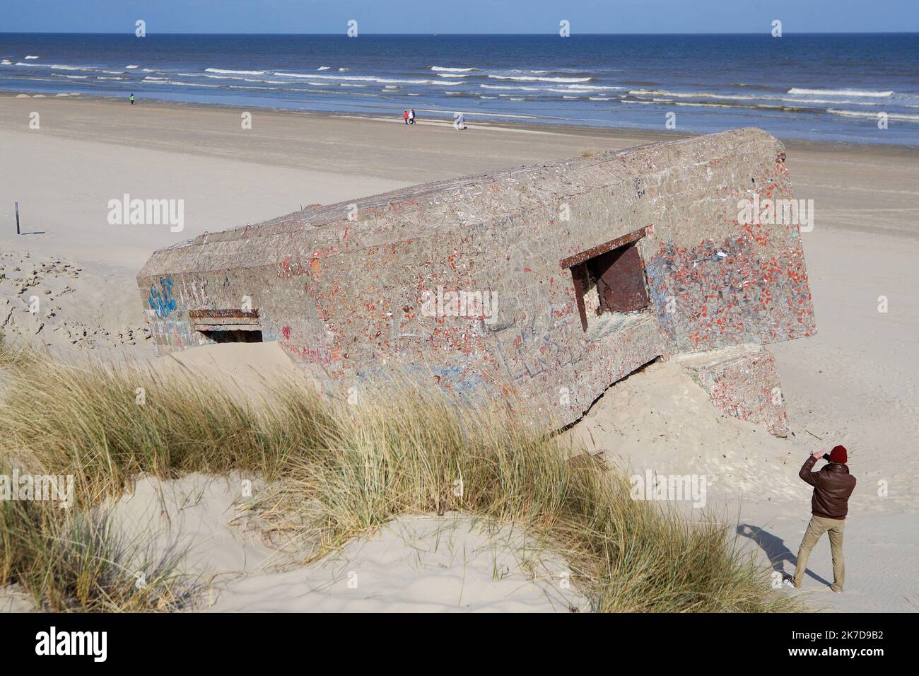 ©PHOTOPQR/VOIX DU NORD/Johan BEN AZZOUZ ; 22/04/2021 ; Leffrinckoucke, le 22 avril 2021. Une derniere réflexion pour le célèbre blockhaus miroir, déjà démis quasi-démantelé. L'artiste ayant déjà été déprimé de son oeuvre, fait de financement pour l'entenir. PHOTO JOHAN BEN AZZOUZ LA VOIX DU NORD - Leffrinckoucke, France, avril 22nd 2021. Une dernière réflexion pour le célèbre blockhaus miroir, maintenant presque démantelé. L'artiste ayant décidé de démanteler son travail par manque de financement pour le maintenir. Banque D'Images