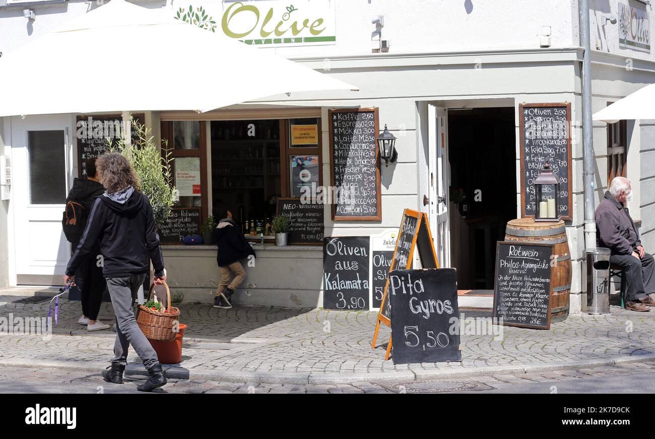 ©PHOTOPQR/l'ALSACE/Vanessa MEYER ; Stuttgart ; 21/04/2021 ; les restaurants ne font pas face à la vente à porter, en effet suite à l'affut de touristes, les restaurants qui ont été ouverts Dû référender le 6 avril. La ville de Tübingen en un projet pilote, unique en Allemagne. Grace à un bracelet doté QRcode testant d’un test Covid négatif permet aux habitants de vie normale. A Tübigen le 21 avril 2021. Tubigen, Allemagne, avril 21st 2021 la ville de Tübingen a conçu un projet pilote, unique en Allemagne, qui, grâce à un bracelet avec un QRcode attestant Banque D'Images