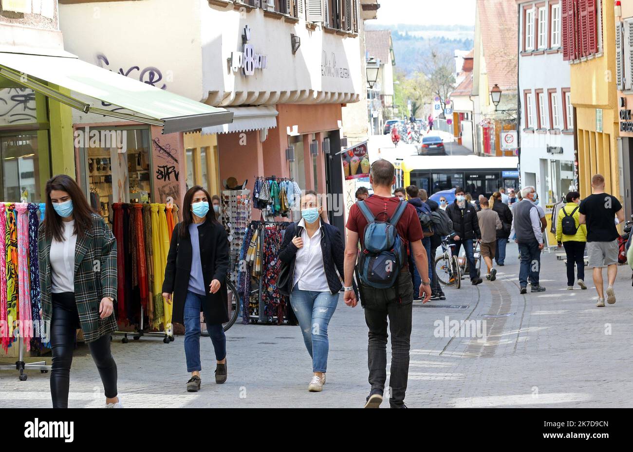 ©PHOTOPQR/l'ALSACE/Vanessa MEYER ; Stuttgart ; 21/04/2021 ; dans le centre ville de Tübigen, les commerces sont extérieurs, les habitants peuvent faire leur shopping. La ville de Tübingen une imagination un projet pilote, unique en Allemagne. Grace à un bracelet doté QRcode testant d’un test Covid négatif permet aux habitants de vie normale. A Tübigen le 21 avril 2021. Tubigen, Allemagne, avril 21st 2021 la ville de Tübingen a conçu un projet pilote, unique en Allemagne, qui, grâce à un bracelet avec un QRcode attestant d'un test négatif de Covid valable pendant 24 heures, permet aux résidents de l Banque D'Images