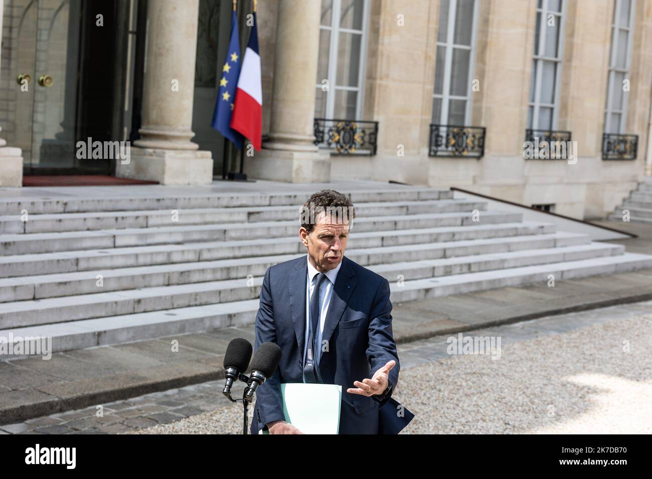 ©Sadak Souici / le Pictorium/MAXPPP - Sadak Souici / le Pictorium - 29/4/2021 - France / Ile-de-France / Paris - M. Geoffroy ROUX DE BEZIEUX, Président du MEDEF. Les organisations syndicales et patronales ont été invitées par l'Elysée à une réunion, avec le président de la République française, Emmanuel Macron, pour trouver des solutions à la crème économique et sociale liee à l'épidemie. / 29/4/2021 - France / Ile-de-France (région) / Paris - M. Geoffroy ROUX DE BEZIEUX, Président de MEDEF. Les syndicats et les organisations d'employeurs ont été invités par l'Elysée à une réunion avec Banque D'Images