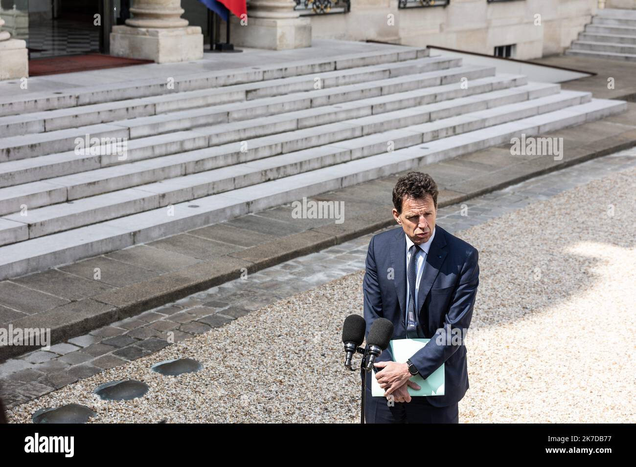 ©Sadak Souici / le Pictorium/MAXPPP - Sadak Souici / le Pictorium - 29/4/2021 - France / Ile-de-France / Paris - M. Geoffroy ROUX DE BEZIEUX, Président du MEDEF. Les organisations syndicales et patronales ont été invitées par l'Elysée à une réunion, avec le président de la République française, Emmanuel Macron, pour trouver des solutions à la crème économique et sociale liee à l'épidemie. / 29/4/2021 - France / Ile-de-France (région) / Paris - M. Geoffroy ROUX DE BEZIEUX, Président de MEDEF. Les syndicats et les organisations d'employeurs ont été invités par l'Elysée à une réunion avec Banque D'Images