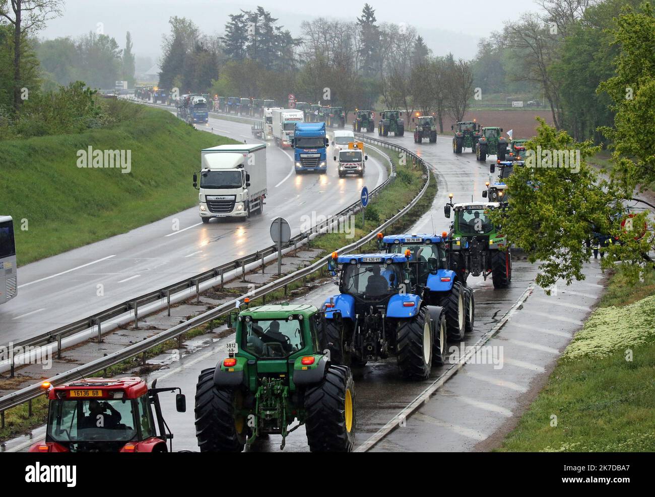 ©PHOTOPQR/l'ALSACE/Vanessa MEYER ; Ostheim ; 30/04/2021 ; des tracteurs sur l'autoroute A 35 en opération escargot. Manifestation des agriculteurs pour faire pression sur les négociations de la PAC en cours à Bruxelles. A Ostheim le 30 avril 2021. - La démonstration des agriculteurs d'Alsace: 1 500 tracteurs attendus à Strasbourg contre les normes imposées par la nouvelle politique agricole commune, les agriculteurs du Grand est manifestent devant le Parlement européen à Strasbourg vendredi. Les processions venant d'Alsace, de Lorraine et de Champagne-Ardenne devraient entraîner de grands ralentissements le Banque D'Images