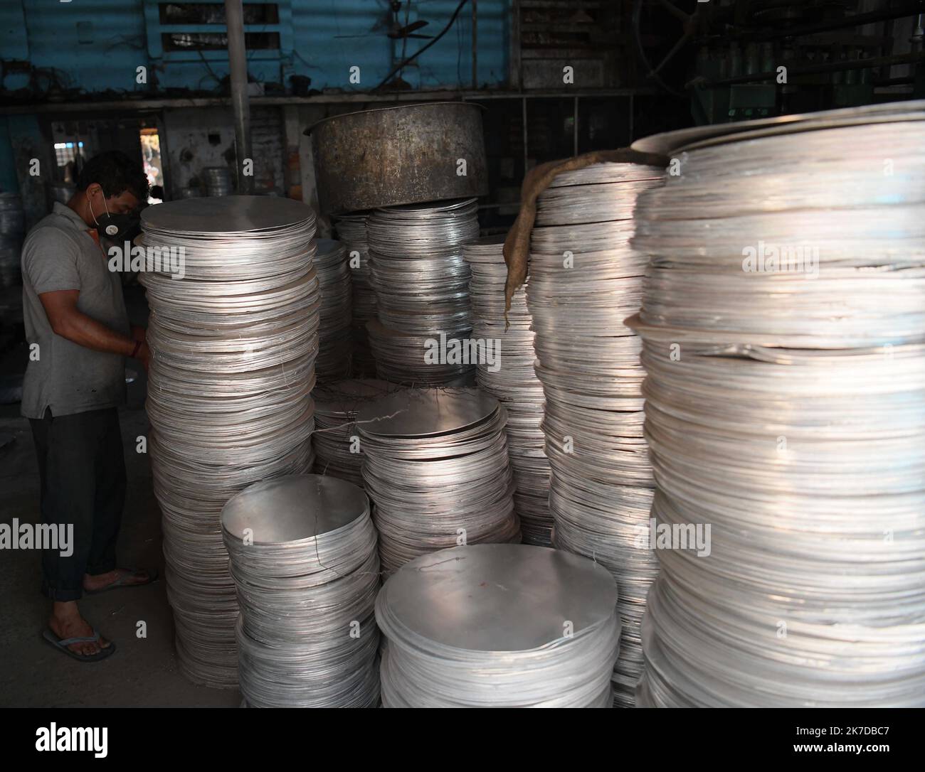 ©Abhisek Saha / le Pictorium/MAXPPP - Abhisek Saha / le Pictorium - 30/4/2021 - Inde / Tripura / Agartala - des ouvriers disponibles dans une usine d'aluminium à la voile de la route internationale du travail a Agartala. La route internationale du travail, communication entre le 1er mai. / 30/4/2021 - Inde / Tripura / Agartala - les travailleurs d'une usine d'aluminium à la veille de la Journée internationale du travail à Agartala. Journée internationale du travail, communément connue sous le nom de mai. Banque D'Images