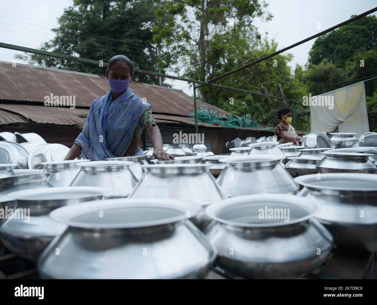 ©Abhisek Saha / le Pictorium/MAXPPP - Abhisek Saha / le Pictorium - 30/4/2021 - Inde / Tripura / Agartala - des ouvriers disponibles dans une usine d'aluminium à la voile de la route internationale du travail a Agartala. La route internationale du travail, communication entre le 1er mai. / 30/4/2021 - Inde / Tripura / Agartala - les travailleurs d'une usine d'aluminium à la veille de la Journée internationale du travail à Agartala. Journée internationale du travail, communément connue sous le nom de mai. Banque D'Images