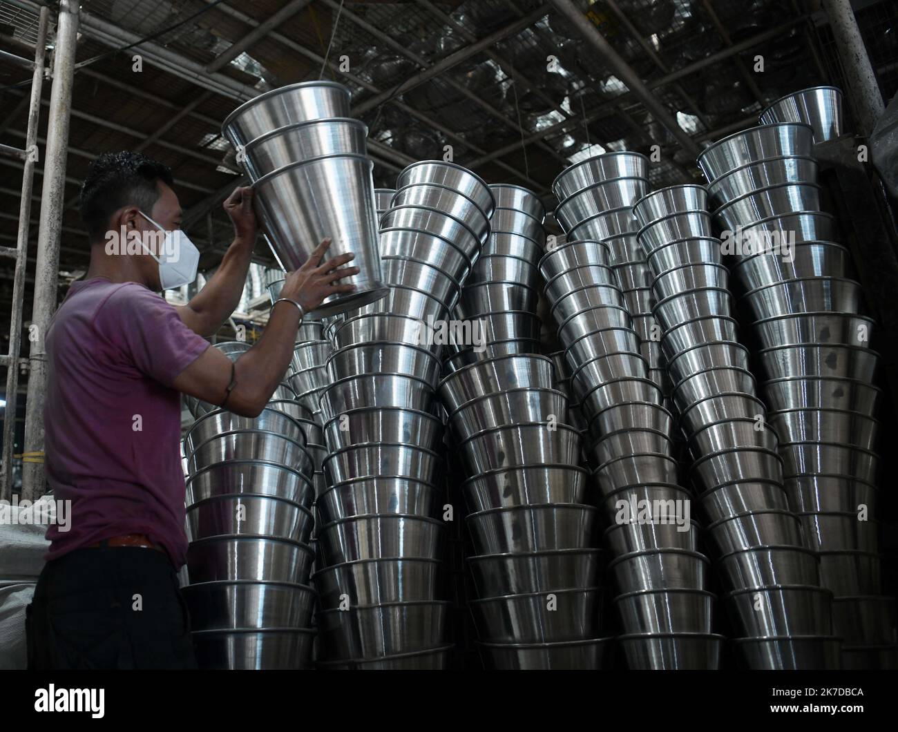 ©Abhisek Saha / le Pictorium/MAXPPP - Abhisek Saha / le Pictorium - 30/4/2021 - Inde / Tripura / Agartala - des ouvriers disponibles dans une usine d'aluminium à la voile de la route internationale du travail a Agartala. La route internationale du travail, communication entre le 1er mai. / 30/4/2021 - Inde / Tripura / Agartala - les travailleurs d'une usine d'aluminium à la veille de la Journée internationale du travail à Agartala. Journée internationale du travail, communément connue sous le nom de mai. Banque D'Images