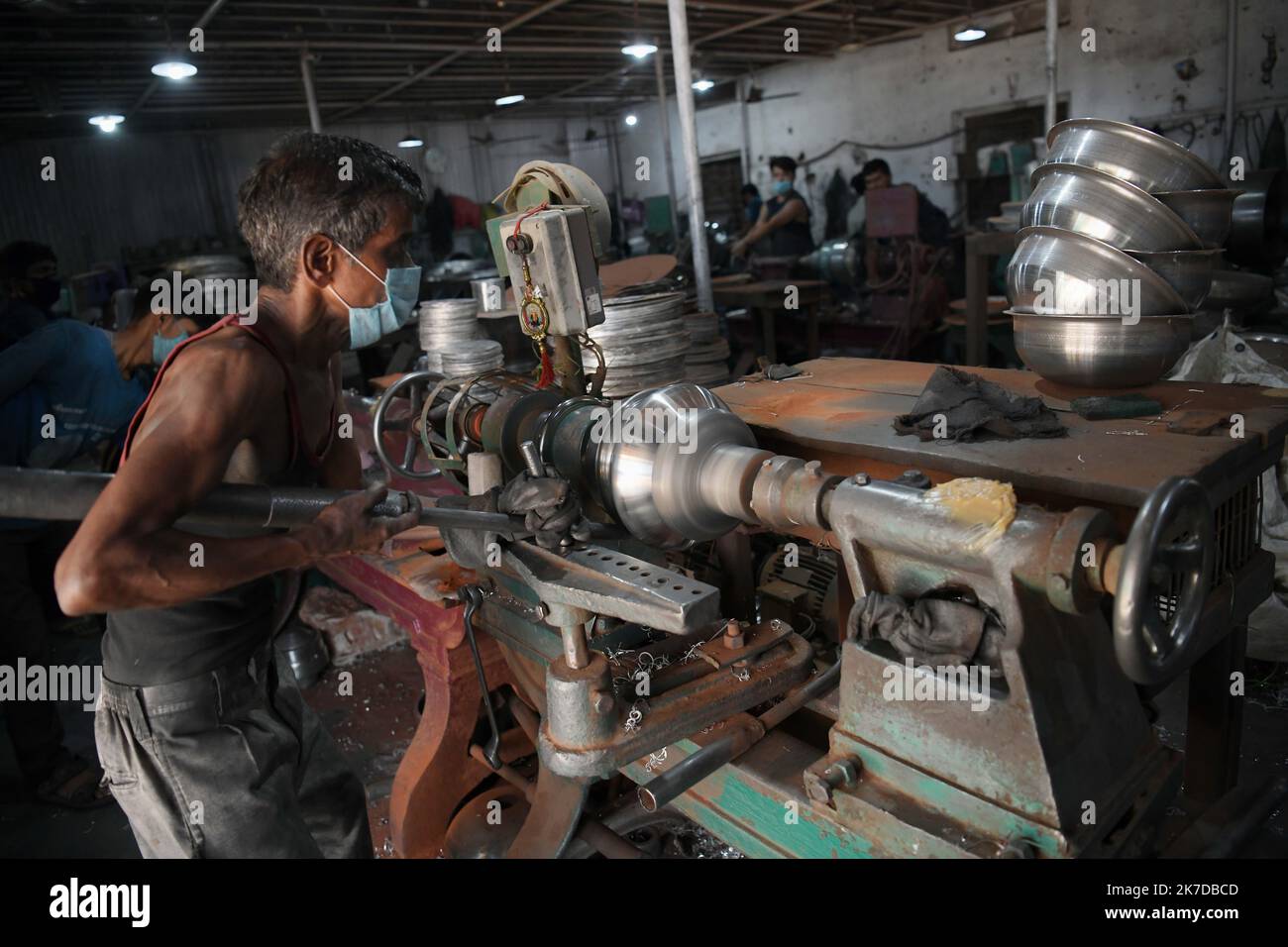 ©Abhisek Saha / le Pictorium/MAXPPP - Abhisek Saha / le Pictorium - 30/4/2021 - Inde / Tripura / Agartala - des ouvriers disponibles dans une usine d'aluminium à la voile de la route internationale du travail a Agartala. La route internationale du travail, communication entre le 1er mai. / 30/4/2021 - Inde / Tripura / Agartala - les travailleurs d'une usine d'aluminium à la veille de la Journée internationale du travail à Agartala. Journée internationale du travail, communément connue sous le nom de mai. Banque D'Images