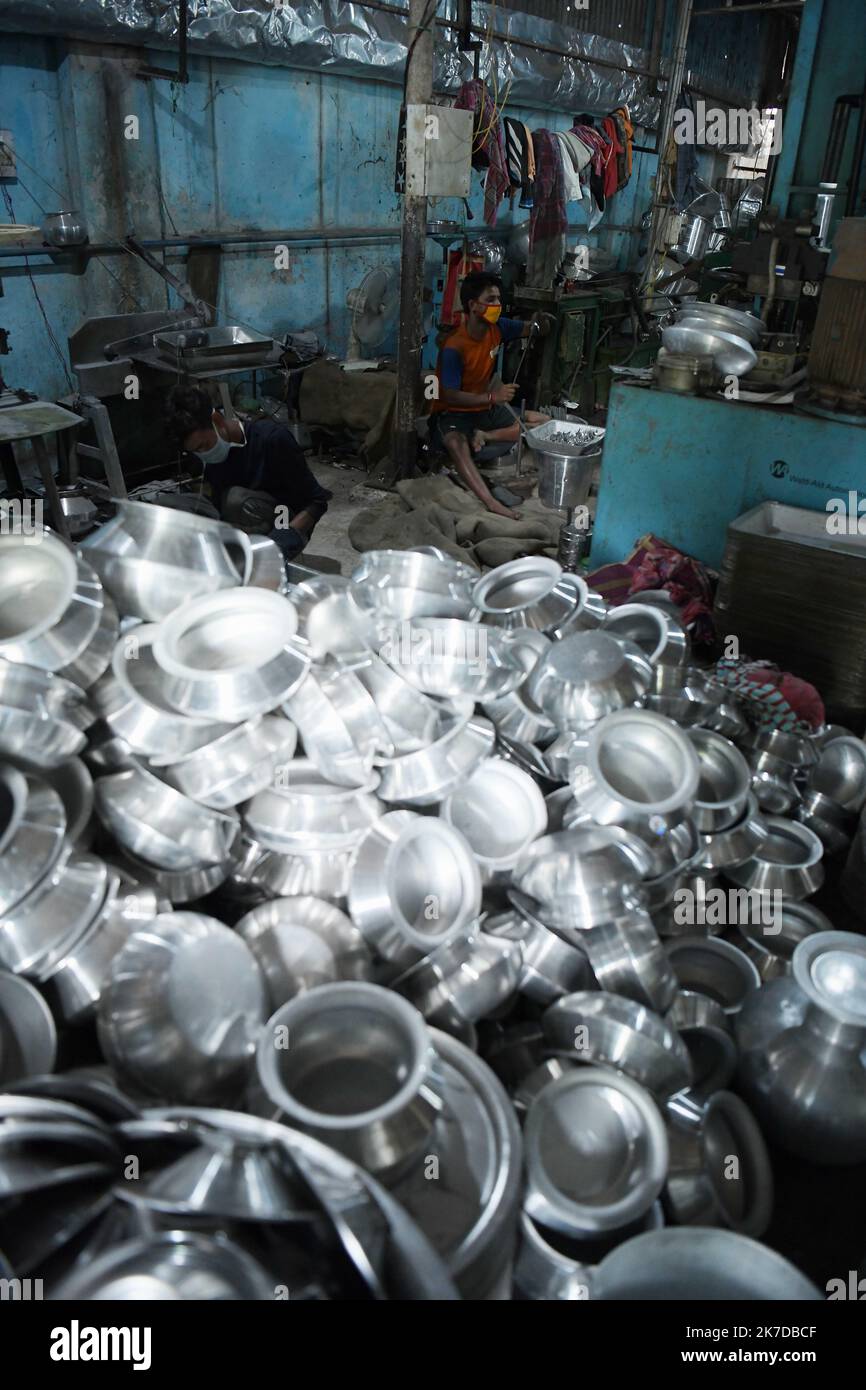 ©Abhisek Saha / le Pictorium/MAXPPP - Abhisek Saha / le Pictorium - 30/4/2021 - Inde / Tripura / Agartala - des ouvriers disponibles dans une usine d'aluminium à la voile de la route internationale du travail a Agartala. La route internationale du travail, communication entre le 1er mai. / 30/4/2021 - Inde / Tripura / Agartala - les travailleurs d'une usine d'aluminium à la veille de la Journée internationale du travail à Agartala. Journée internationale du travail, communément connue sous le nom de mai. Banque D'Images