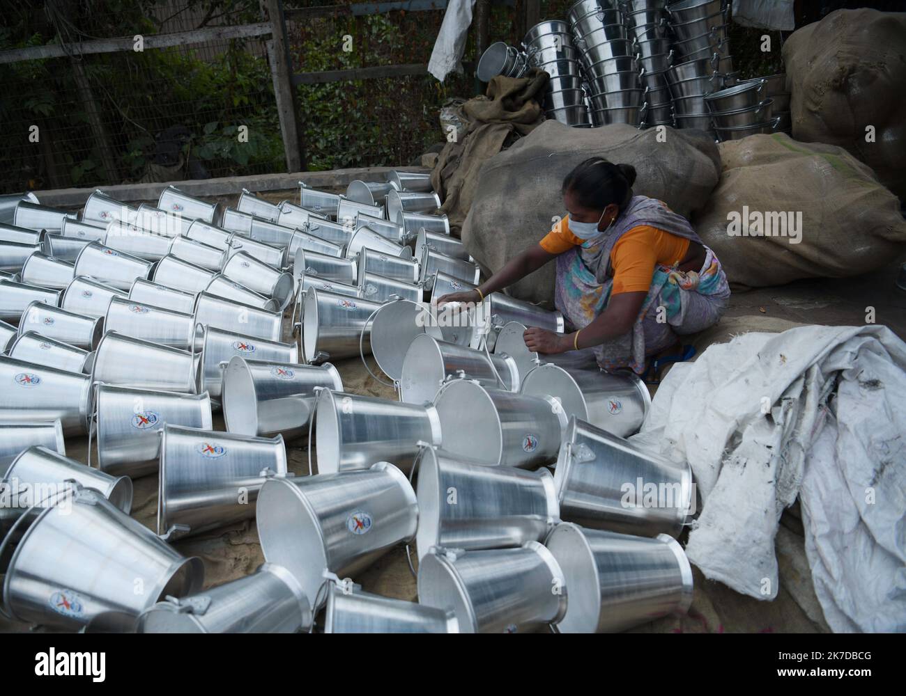 ©Abhisek Saha / le Pictorium/MAXPPP - Abhisek Saha / le Pictorium - 30/4/2021 - Inde / Tripura / Agartala - des ouvriers disponibles dans une usine d'aluminium à la voile de la route internationale du travail a Agartala. La route internationale du travail, communication entre le 1er mai. / 30/4/2021 - Inde / Tripura / Agartala - les travailleurs d'une usine d'aluminium à la veille de la Journée internationale du travail à Agartala. Journée internationale du travail, communément connue sous le nom de mai. Banque D'Images
