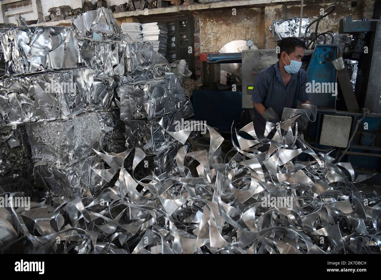 ©Abhisek Saha / le Pictorium/MAXPPP - Abhisek Saha / le Pictorium - 30/4/2021 - Inde / Tripura / Agartala - des ouvriers disponibles dans une usine d'aluminium à la voile de la route internationale du travail a Agartala. La route internationale du travail, communication entre le 1er mai. / 30/4/2021 - Inde / Tripura / Agartala - les travailleurs d'une usine d'aluminium à la veille de la Journée internationale du travail à Agartala. Journée internationale du travail, communément connue sous le nom de mai. Banque D'Images