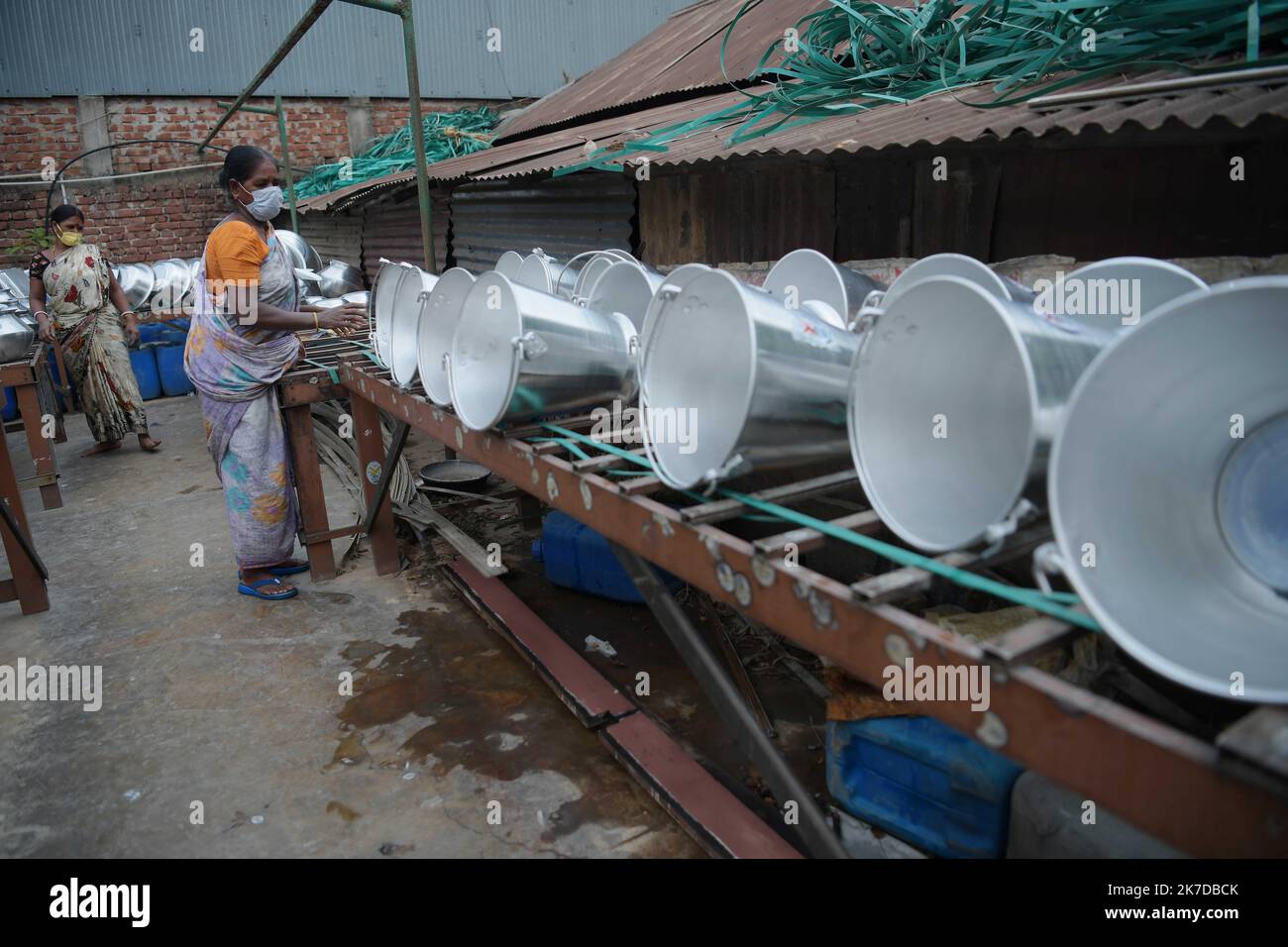 ©Abhisek Saha / le Pictorium/MAXPPP - Abhisek Saha / le Pictorium - 30/4/2021 - Inde / Tripura / Agartala - des ouvriers disponibles dans une usine d'aluminium à la voile de la route internationale du travail a Agartala. La route internationale du travail, communication entre le 1er mai. / 30/4/2021 - Inde / Tripura / Agartala - les travailleurs d'une usine d'aluminium à la veille de la Journée internationale du travail à Agartala. Journée internationale du travail, communément connue sous le nom de mai. Banque D'Images