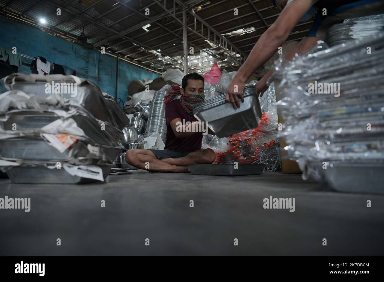 ©Abhisek Saha / le Pictorium/MAXPPP - Abhisek Saha / le Pictorium - 30/4/2021 - Inde / Tripura / Agartala - des ouvriers disponibles dans une usine d'aluminium à la voile de la route internationale du travail a Agartala. La route internationale du travail, communication entre le 1er mai. / 30/4/2021 - Inde / Tripura / Agartala - les travailleurs d'une usine d'aluminium à la veille de la Journée internationale du travail à Agartala. Journée internationale du travail, communément connue sous le nom de mai. Banque D'Images