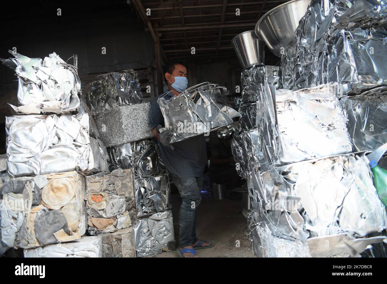 ©Abhisek Saha / le Pictorium/MAXPPP - Abhisek Saha / le Pictorium - 30/4/2021 - Inde / Tripura / Agartala - des ouvriers disponibles dans une usine d'aluminium à la voile de la route internationale du travail a Agartala. La route internationale du travail, communication entre le 1er mai. / 30/4/2021 - Inde / Tripura / Agartala - les travailleurs d'une usine d'aluminium à la veille de la Journée internationale du travail à Agartala. Journée internationale du travail, communément connue sous le nom de mai. Banque D'Images