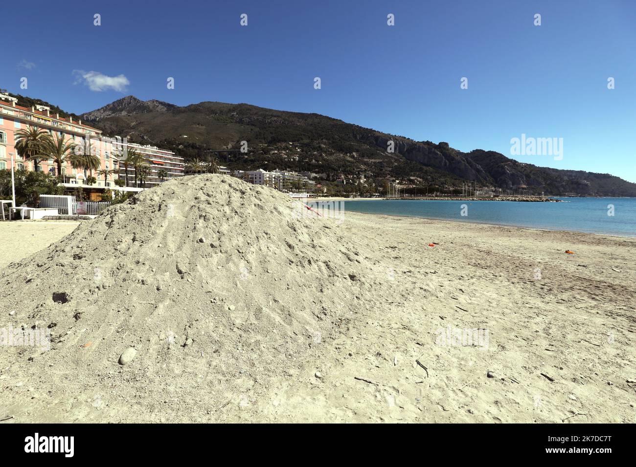 ©PHOTOPQR/NICE MATIN/Jean François Ottonello ; Menton ; 05/05/2021 ; OTTONELLO JEAN-FRANÇOIS - mercredi 5 mai 2021 à Menton - les plages privées des sablettes se préparent à accueillir Premier clients à partir du 19 mai. Menton, France, mai 5th 2021. Les plages privées se préparent à accueillir leurs premiers clients de 19 mai, après l'édition des restrictions Covid-19 Banque D'Images