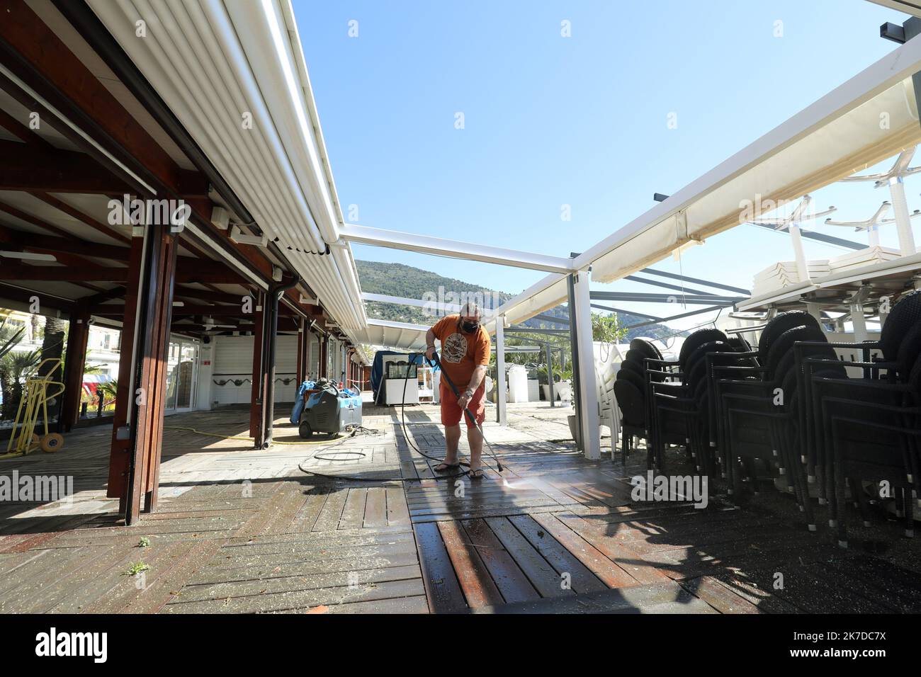 ©PHOTOPQR/NICE MATIN/Jean François Ottonello ; Menton ; 05/05/2021 ; OTTONELLO JEAN-FRANÇOIS - mercredi 5 mai 2021 à Menton - les plages privées des sablettes se préparent à accueillir Premier clients à partir du 19 mai. Menton, France, mai 5th 2021. Les plages privées se préparent à accueillir leurs premiers clients de 19 mai, après l'édition des restrictions Covid-19 Banque D'Images