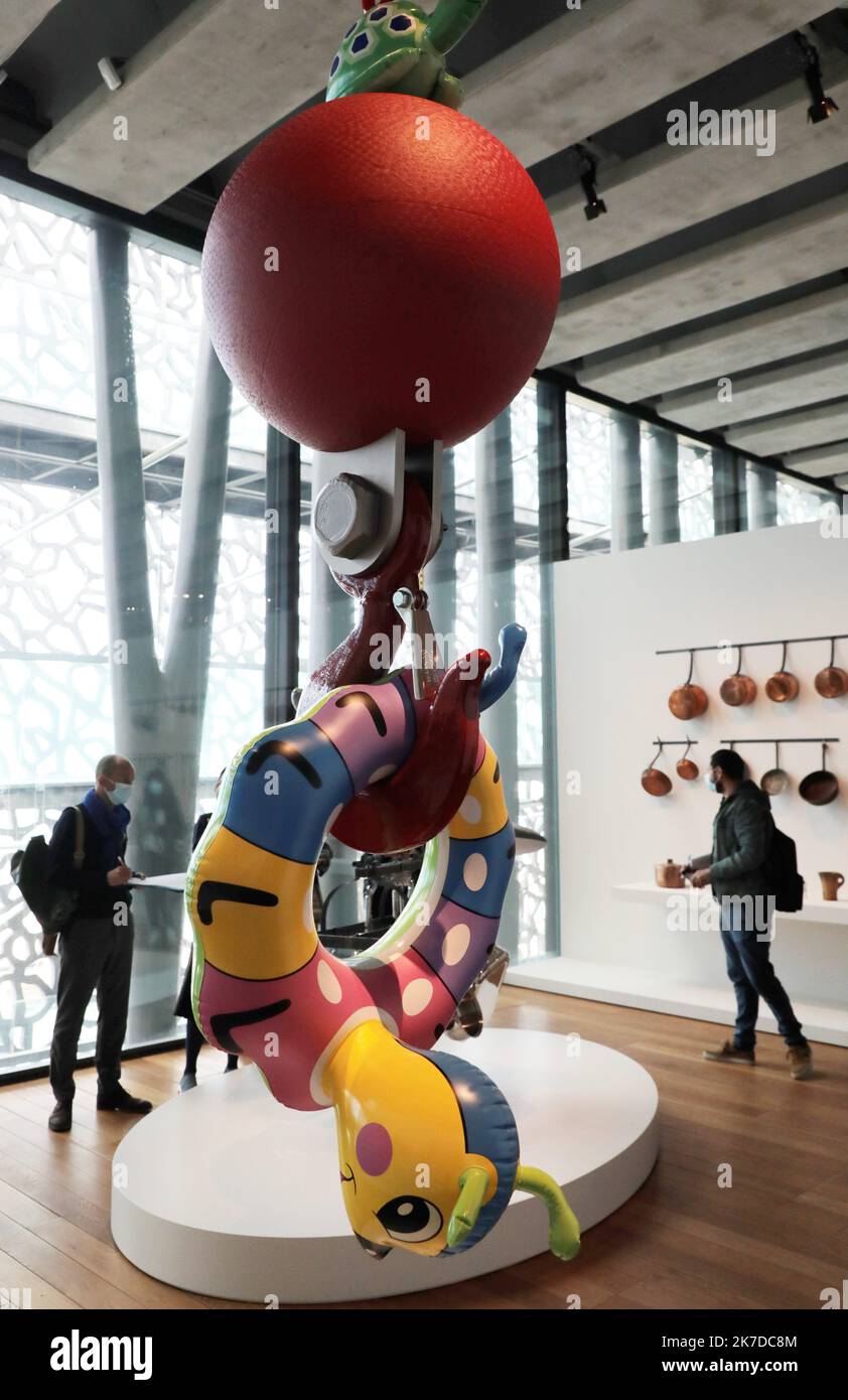 ©PHOTOPQR/LA PROVENCE/VALERIE VREL ; Marseille ; 05/05/2021 ; l’exposition « Jeff Koons Mucem. œuvres de la Collection Pinault », suite en électrocollaboration avec l’artiste américain, il présente à certaines de ses œuvres les plus célèbres, et explore la relation entre ces œuvres et les objets du quotidien, photographies et documents de l’immense collection du Mucem de Marseille, référence dans le domaine des arts populaires. - Marseille, France, mai 5th 2021. Jeff Koon - de la collection Pinault - exposition à Mucem Banque D'Images