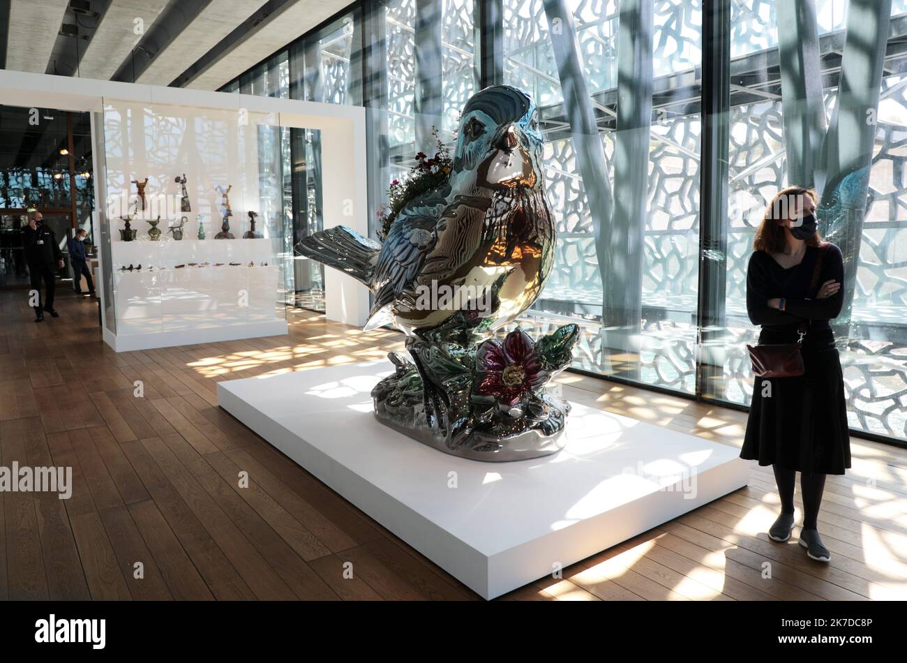 ©PHOTOPQR/LA PROVENCE/VALERIE VREL ; Marseille ; 05/05/2021 ; l’exposition « Jeff Koons Mucem. œuvres de la Collection Pinault », suite en électrocollaboration avec l’artiste américain, il présente à certaines de ses œuvres les plus célèbres, et explore la relation entre ces œuvres et les objets du quotidien, photographies et documents de l’immense collection du Mucem de Marseille, référence dans le domaine des arts populaires. - Marseille, France, mai 5th 2021. Jeff Koon - de la collection Pinault - exposition à Mucem Banque D'Images