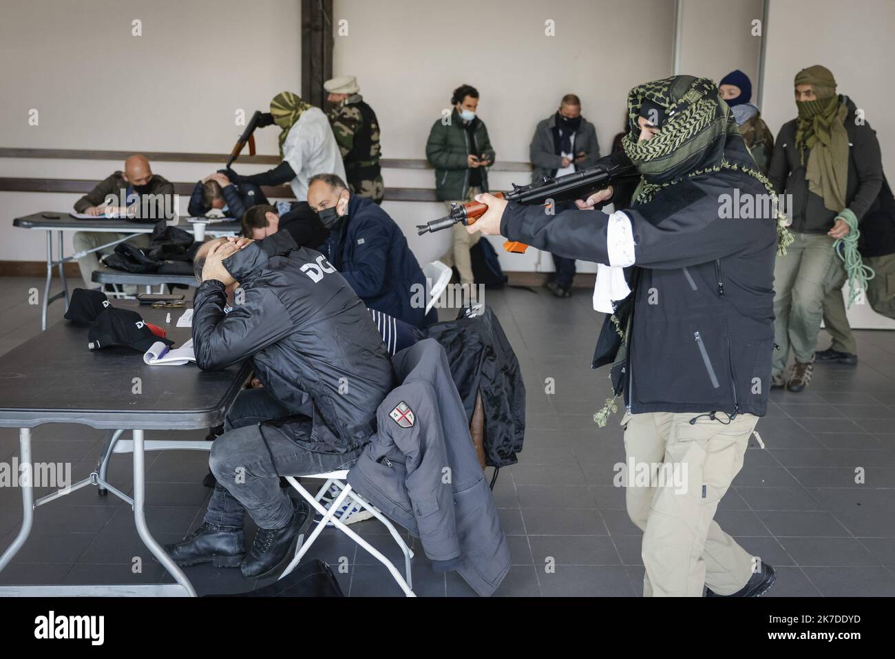 ©PHOTOPQR/LE PARISIEN/ARNAUD DUMONTIER ; Dreux ; 03/05/2021 ; Dreux (28) - Lundi 3 mai 2021. Etape de préparation aux environnements hosties par la DCI (Direction de la coopération internationale) destinée aux personnes qui ont partie comme attaché de sécurité dans les eaux des pays à risque. the stage to commenced directed by a pry d'otage. © Arnaud Dumontier pour le parisien - Dreux, France, mai 3rd 2021. Formation aux environnements hostiles par le DCI (Département de la coopération internationale) à l'intention des personnes qui seront attachés de sécurité dans les ambassades de dangeroux pays Banque D'Images