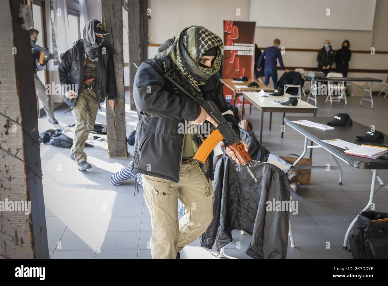 ©PHOTOPQR/LE PARISIEN/ARNAUD DUMONTIER ; Dreux ; 03/05/2021 ; Dreux (28) - Lundi 3 mai 2021. Etape de préparation aux environnements hosties par la DCI (Direction de la coopération internationale) destinée aux personnes qui ont partie comme attaché de sécurité dans les eaux des pays à risque. the stage to commenced directed by a pry d'otage. © Arnaud Dumontier pour le parisien - Dreux, France, mai 3rd 2021. Formation aux environnements hostiles par le DCI (Département de la coopération internationale) à l'intention des personnes qui seront attachés de sécurité dans les ambassades de dangeroux pays Banque D'Images