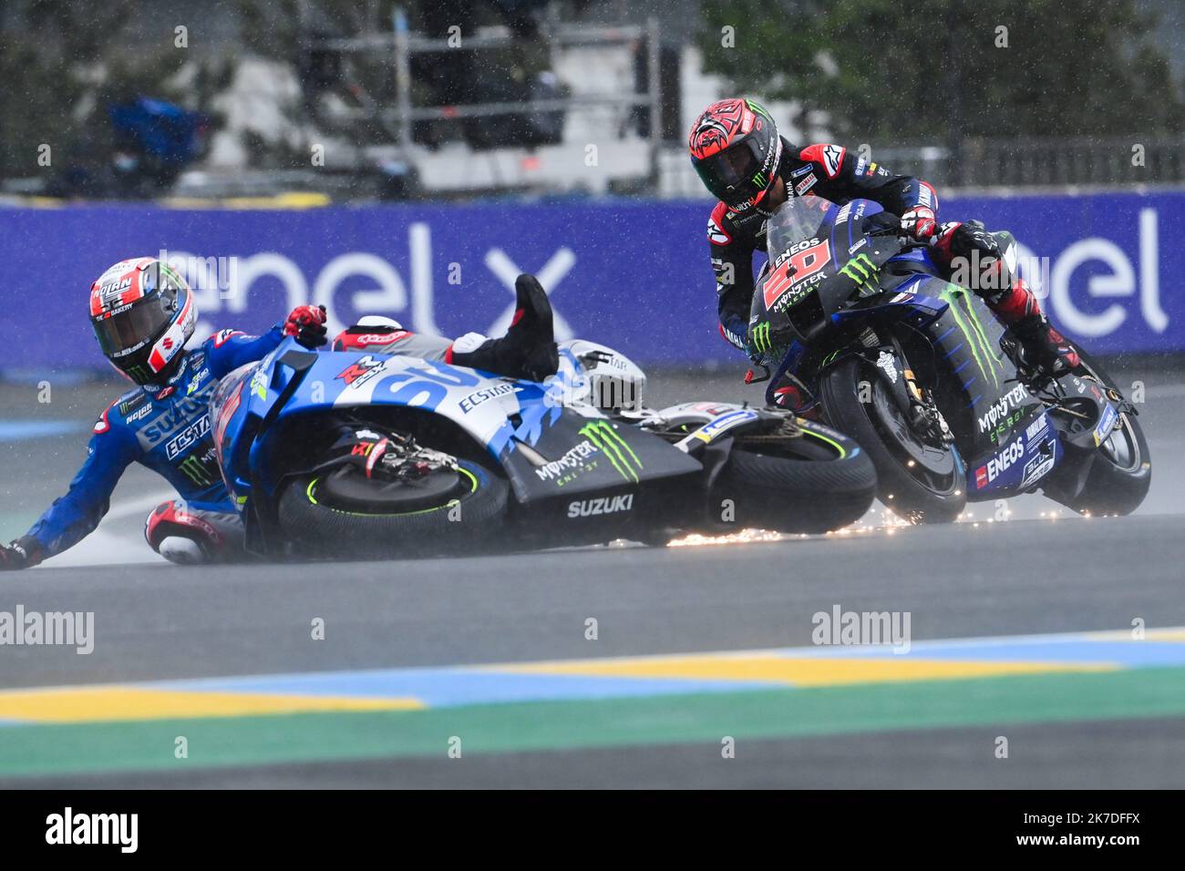 ©PHOTOPQR/Ouest FRANCE/Daniel FOURAY ; le Mans ; 16/05/2021 ; Sport . Motocyclisme . Vitesse . Championnat du monde . Grand prix de France moto . Le Mans . Catégorie MotoGP . Chute d'Alex Rins . Au deuxième plan Fabio Quartararo . 42 . Alex Rins . Suzuki . Équipe Suzuki Ecstar . Espagne . 20 . Fabio Quartararo . Yamaha . Monster Energy Yamaha MotoGP . France . Photo Daniel Fouray . - MotoGP le Mans mai 16 2021 Banque D'Images