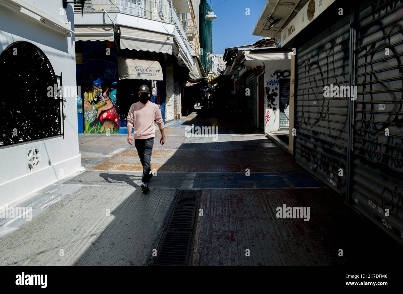 ©Pierre Berthuel / le Pictorium/MAXPPP - Pierre Berthuel / le Pictorium - 19/4/2021 - GRECE / Cyclades / Athenes - Pandrossou rue etroite et typique du centre touristique d'Athenes. Rue d'habitation de touristes et de ses magasins de souvenirs. Athenes quelques jours avant le progrès de la saison touristique. La ville prépare les musée et monument historique à la salle des touristes. Les rues sont encore plus de touristes. / 19/4/2021 - Grèce / ? Cyclades ? / Athènes - Pandrossou Une rue typique étroite dans le centre touristique d'Athènes. La rue est généralement bondée Banque D'Images