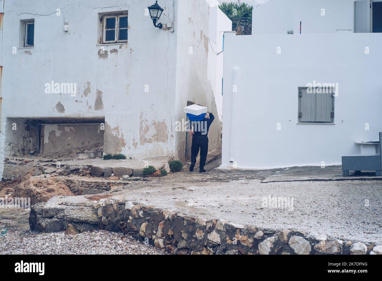 ©Pierre Berthuel / le Pictorium / MAXPPP - Pierre Berthuel / le Pictorium - 16/4/2021 - GRECE / Cyclades / Paros - fragment de vie sur la plage du village cycliste Naoussa. Un viel homme ramene du poisson frais chez lui. Paros GRECE. Sur l'ile de Paros dans les cyclades Grecs les professionnels du tourisme préparateur le progrès de la saison touristique. Le plan de vaccination s'accroiere sur l'ile et les mesures sanitaires se precisent. La tres touristique Ile de Paros est encore au calme avant l'arrivée de visites en nombre. / 16/4/2021 - Grèce / Cyclades (l') / Paros - fragment de vie o Banque D'Images