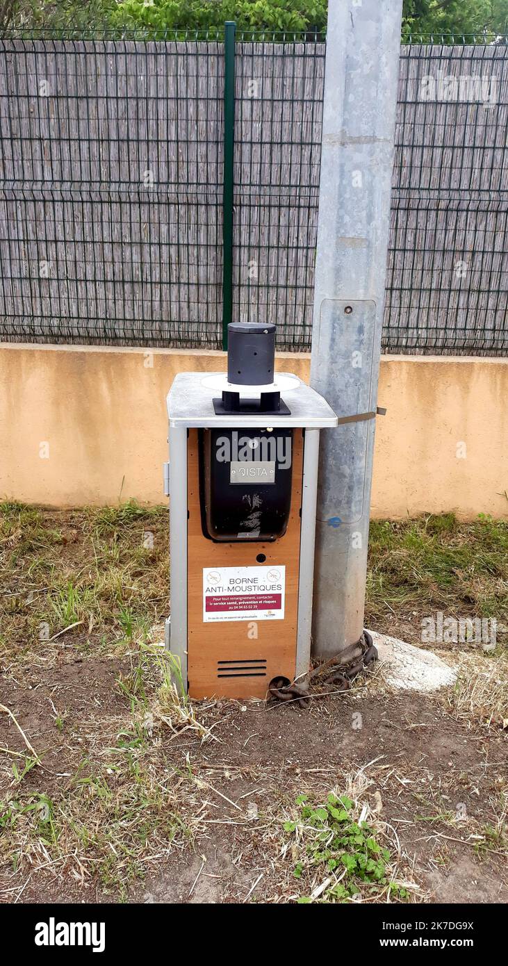 ©B. ROMANKIEWICZ/MAXPPP - 14/05/2021 - PRESQU'ÎLE DE GIENS (VAR) LUTTE CONTRE LES MOUTIQUES la ville d'Hyères (Presqu'île de Giens Commate) a installé des pièges anti moustique sur son territoire depuis 2019. Ces bornes anti-moustique ont pour principe d'attierer la femme en tête de proie, en simulant la respiration humaine. Le moustique, persuadé de piquer un être humain, est ensuite aspiré et protégé dans un filet. Les bornes anti-moustique. Une formule qui s’avère efficace : 55 000 moules tués par an Péninsule de Giens, sud de la France, mai 14th 2021 la ville d’Hyères (Péninsule de G Banque D'Images