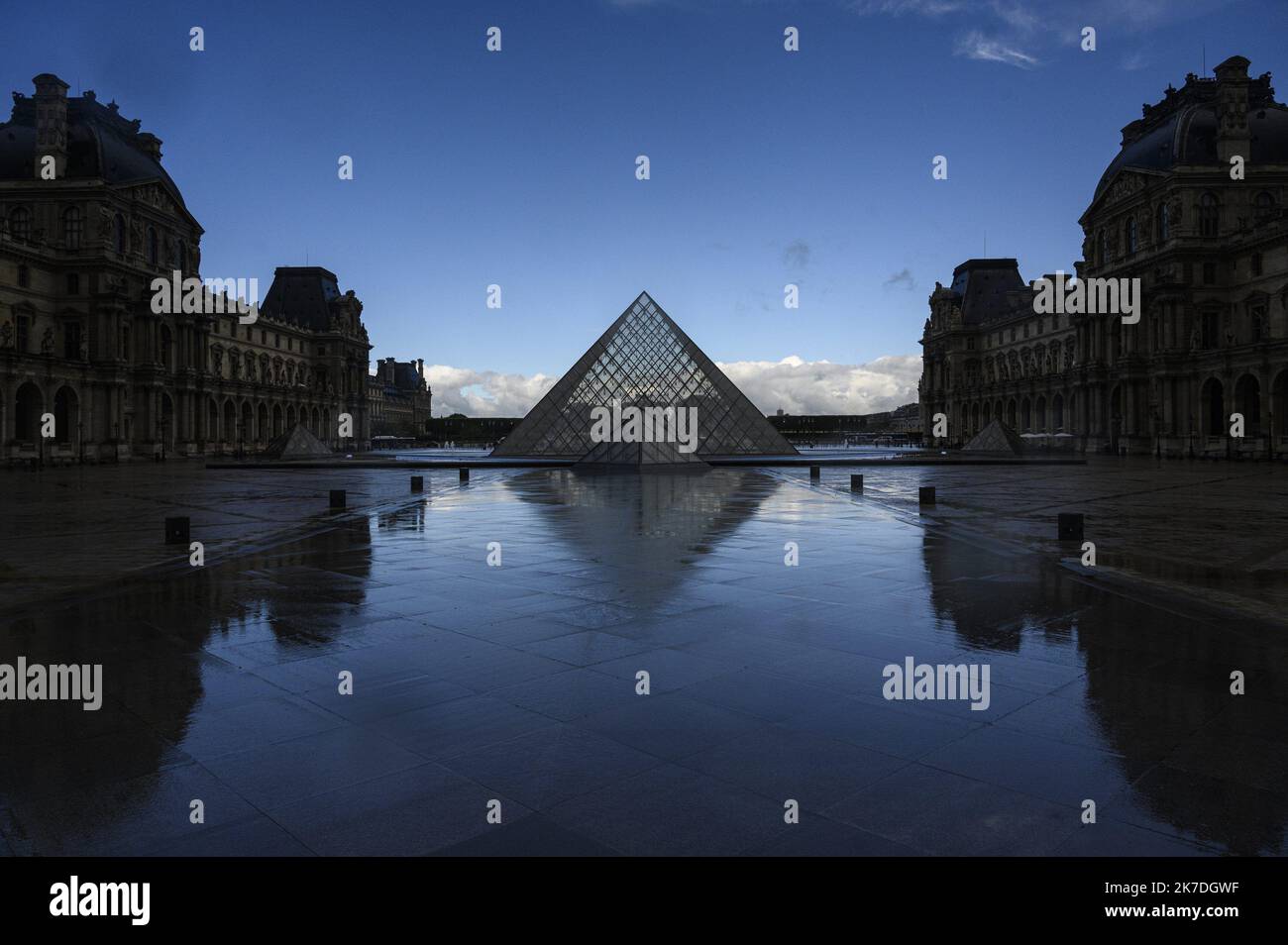 ©Julien Mattia / le Pictorium/MAXPPP - Julien Mattia / le Pictorium - 19/5/2021 - France / Ile-de-France / Paris - 1er jour de retour du musée du Louvre aux visiteurs, suite aux annonces du Gouvernement concertant le définement progressif, a Paris le 19 Mai 2021. / 19/5/2021 - France / Ile-de-France (région) / Paris - 1st jour de réouverture du musée du Louvre aux visiteurs, suite aux annonces du gouvernement concernant le déconditionnement progressif, à Paris sur 19 mai 2021. Banque D'Images
