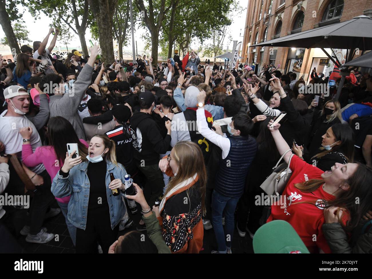 ©PHOTOPQR/LA DEPECHE DU MIDI/MICHEL VIALA ; TOULOUSE ; 22/05/2021 ; A L'ANNONCE DE LA VICTOIRE DU STADE TOULOUSAIN FACE A LA ROCHELLE EN FINALE DE LA COUPE D'EUROPE DE RUGBY LES SUPPORTERS ONT REJOINT LA PLACE SAINT PIERRE - ANNONCE DE LA VICTOIRE DU STADE TOULOUSAIN CONTRE LA ROCHELLE DANS LA FINALE DE LA COUPE EUROPÉENNE DE RUGBY Banque D'Images